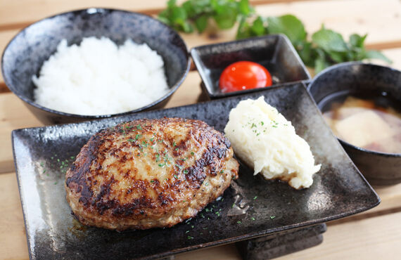 おかわり無料でしっかり食べられるディナー | たつの市でハンバーグならジューシーなコンナトコロニハンバーグ